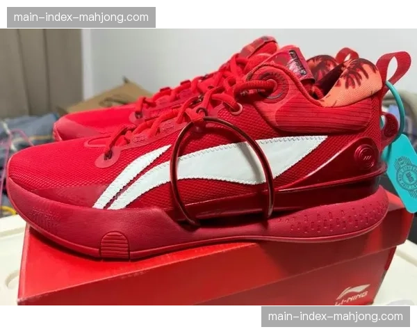 运动品牌发布新款球鞋，宣传重点在于助力球员急停启动与变向